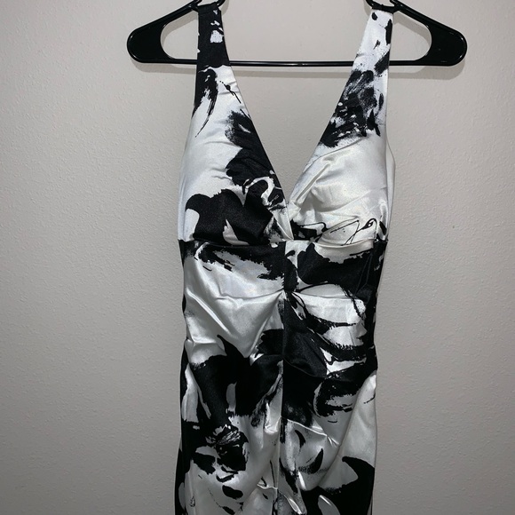 Women’s Dress - Picture 2 of 3